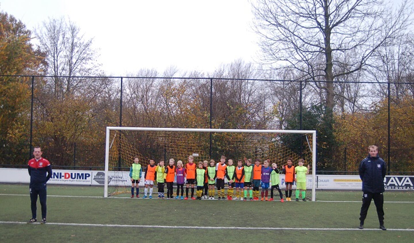 Trainers van SC Heerenveen geven trainingen aan twee teams van SV Zwolle JO11