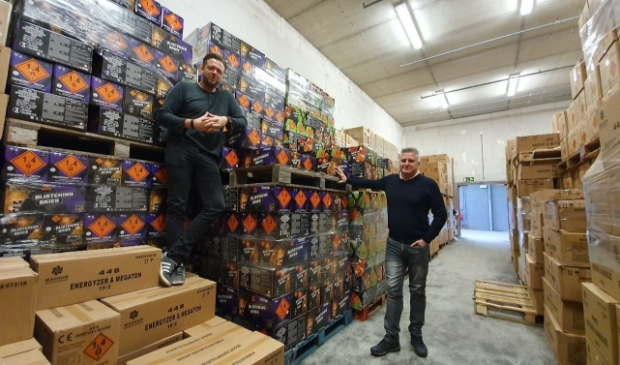 Marcel Schutteman (links) en Gerard Broekhoff (rechts) tonen hun vuurwerkvoorraad.