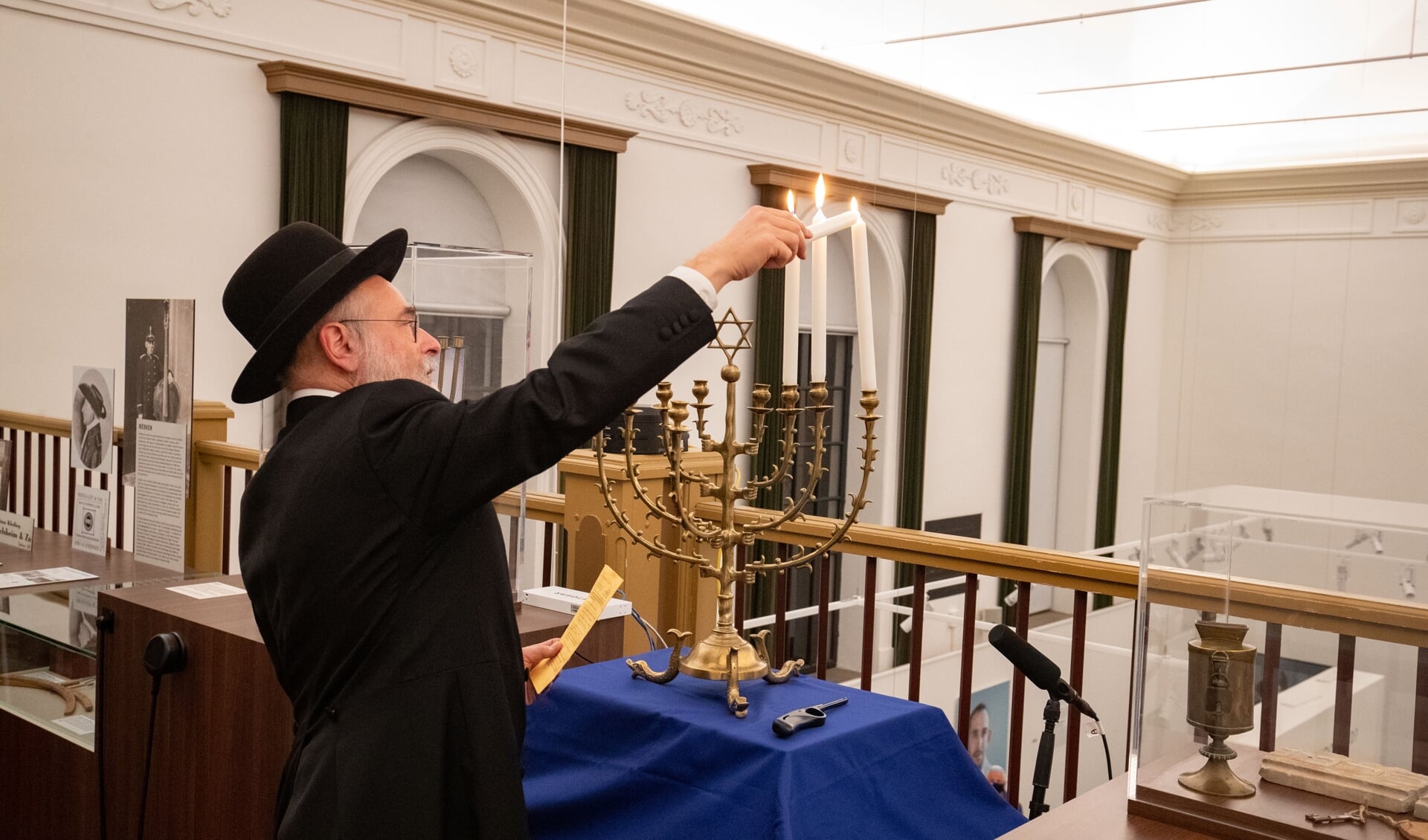 Opperrabbijn ontsteekt de chanoeka in de voormalige synagoge