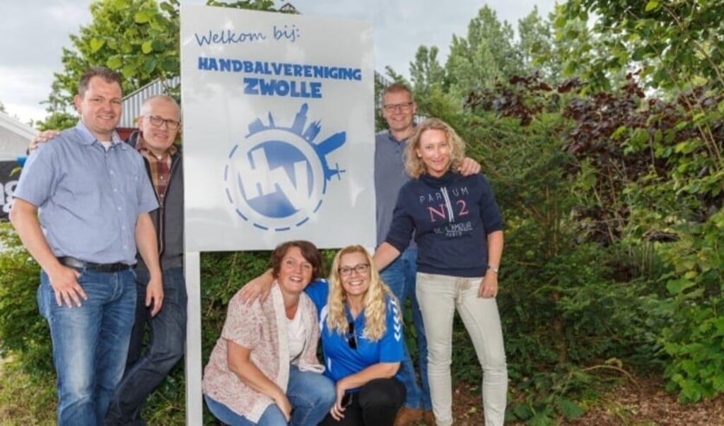 Het bestuur van HV Zwolle op het Hoge Laar bij de oprichting in 2016. Links voorzitter Bernd Huizing.