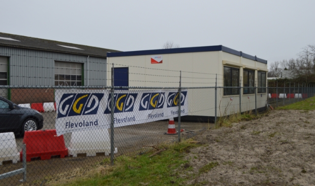 <p>Corona-teststraat van GGD Flevoland aan de Nijverheidsweg in Dronten.</p>
