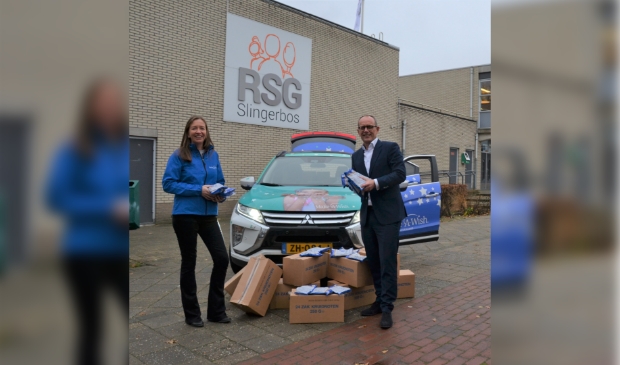 Overhandiging eerste zakje pepernoten door Make-A-Wish Nederland