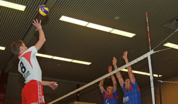 <p>Remco Bultman haalt uit op zaterdag 27 november 2010 namens Set Up in de wedstrijd tegen Joure. </p>