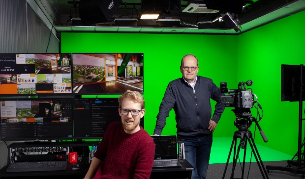 Tino de Jong en Koos in’t Hout in de nieuwe virtuele studio.