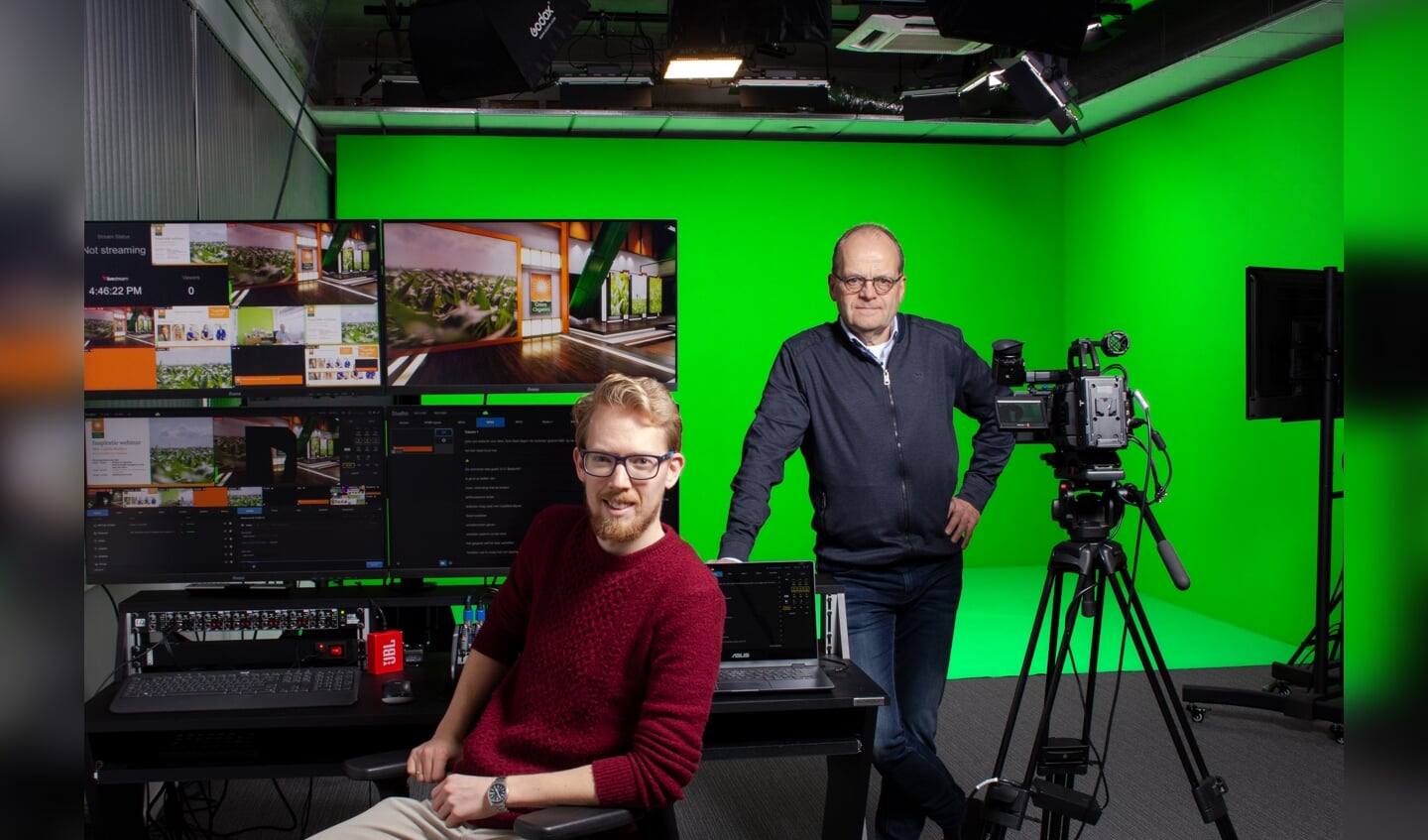 Tino de Jong en Koos in’t Hout in de nieuwe virtuele studio.