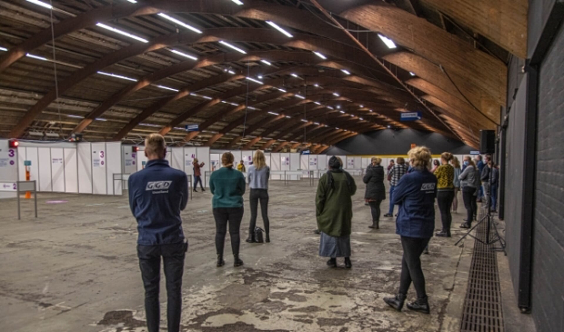 De nieuwe grote testlocatie van de GGD in de Zwolse IJsselhallen is geopend (Foto: Frans Paalman)