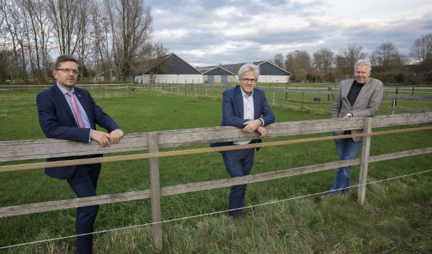 Wethouder Roelof Siepel, Hein Stooker van Trebbe Wonen en Gert Naber van Flevomanege (v.l.n.r.).