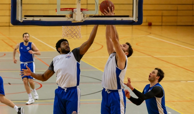 <p>De spelers van Landstede Hamers mogen sinds donderdag eindelijk weer volle bak trainen. Nigel van Oostrum op de achtergrond.</p>