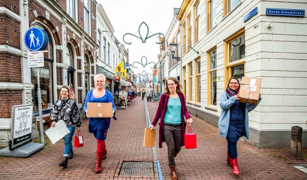 <p>Marianne Stoeltie, Gerlyne van de Poll, Cathy van Zanten en Diane Hund (v.l.n.r.) op een vergaderkruising.</p>