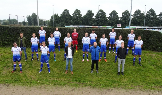 ZAC 3 in een coronaproof opstelling voor de teamfoto. Nick Visscher is de derde van rechs in de middelste rij.