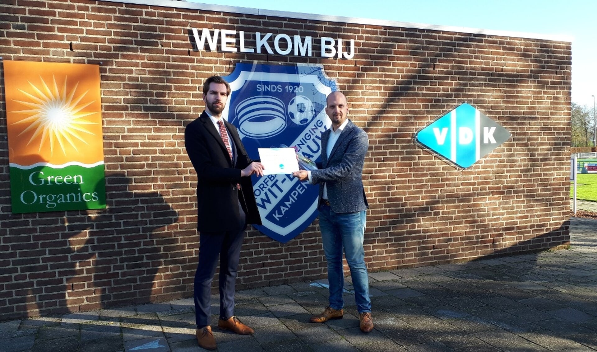 (links) Joeri Pool Statenlid Overijssel reikt de prijs uit aan (rechts) Marwin van den Burg van korfbalvereniging Wit-Blauw/Green Organics