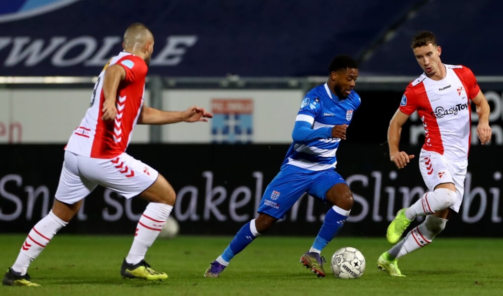 PEC Zwolle-FC Emmen. Kenneth Paal in een karakteristieke pose; opstomend naar voren met de voet aan de bal. Links de in Zwolle geboren Anco Jansen.