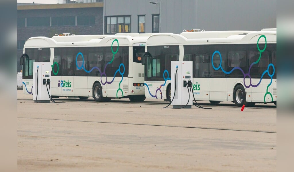 De nieuwe, elektrische bussen staan klaar bij de remise op bedrijventerrein Hessenpoort.