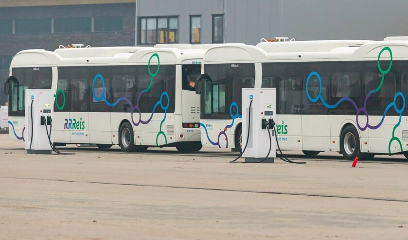 De nieuwe, elektrische bussen staan klaar bij de remise op bedrijventerrein Hessenpoort.
