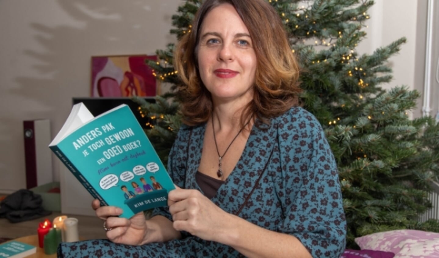  Kim de Lange probeert het kerstgevoel naar de mensen thuis te brengen door verhalen voor te lezen. (Foto: Frans Paalman) 