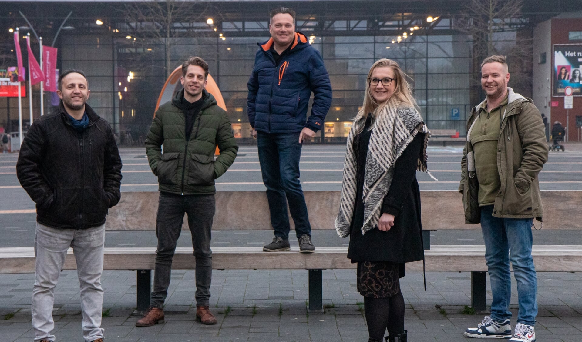 De vijf horecaondernemers op het Meerpaalplein.