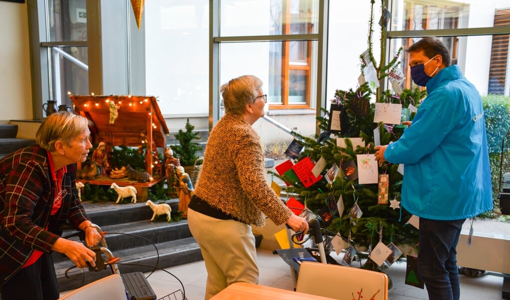 Bewoners van Margaretha krijgen van ChristenUnie kerstboom met kerstgroeten van schoolkinderen