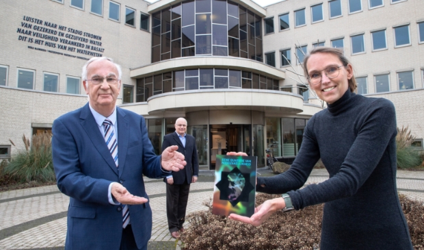 <p><em>dijkgraaf Hetty Klavers met het boekje, met Andries Greiner (links) en auteur André Geurts (midden)</em></p>