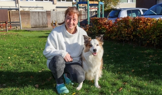 <p>Esther Dickhoff met haar hond Sneaky, een prachtige sable merle Bordercollie. FOTO: Bert Jansen. </p>