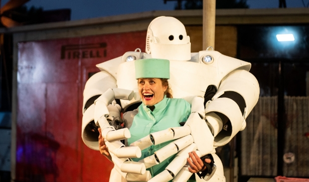 <p>Openluchtvoorstelling Robot door Vis-à-Vis</p>