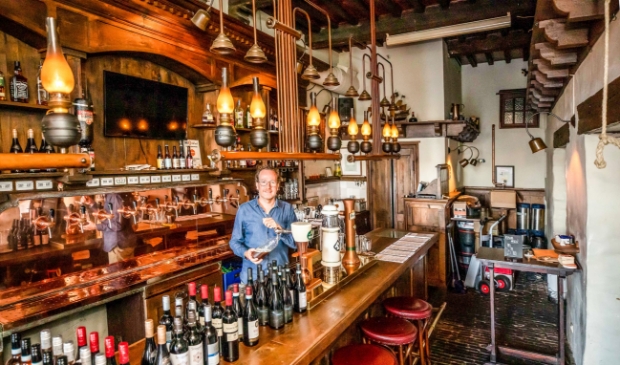 <p>David is een fles met bier aan het vullen om te bezorgen aan een klant. Nu ze niet meer aan de bar gedronken kunnen worden, bezorgt hij ze.</p>