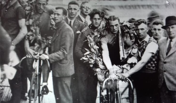 Rinus Schotman (rechts) wint in 1934 op de piste van Urbana.