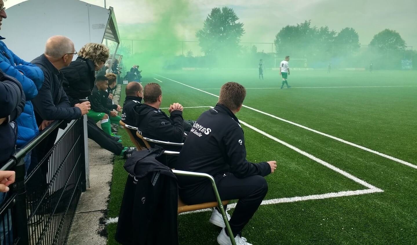 Bart Ester (vooraan) kijkt naar de groene rook van Boys-supporters tijdens de derby tegen ZAC.