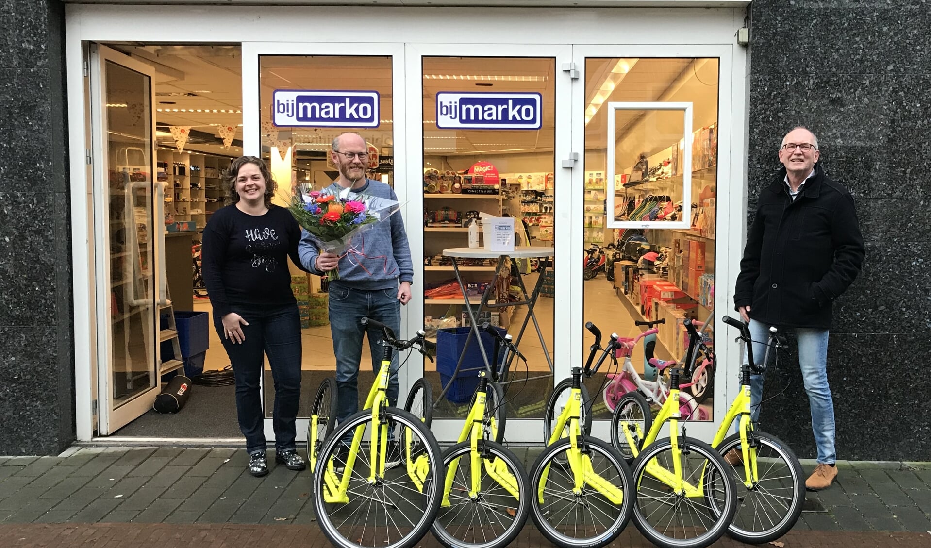 Vorig jaar bracht wethouder Harrie Rietman bloemetjes rond.