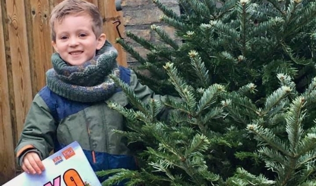 Daan (5) start kerstbomenactie.
