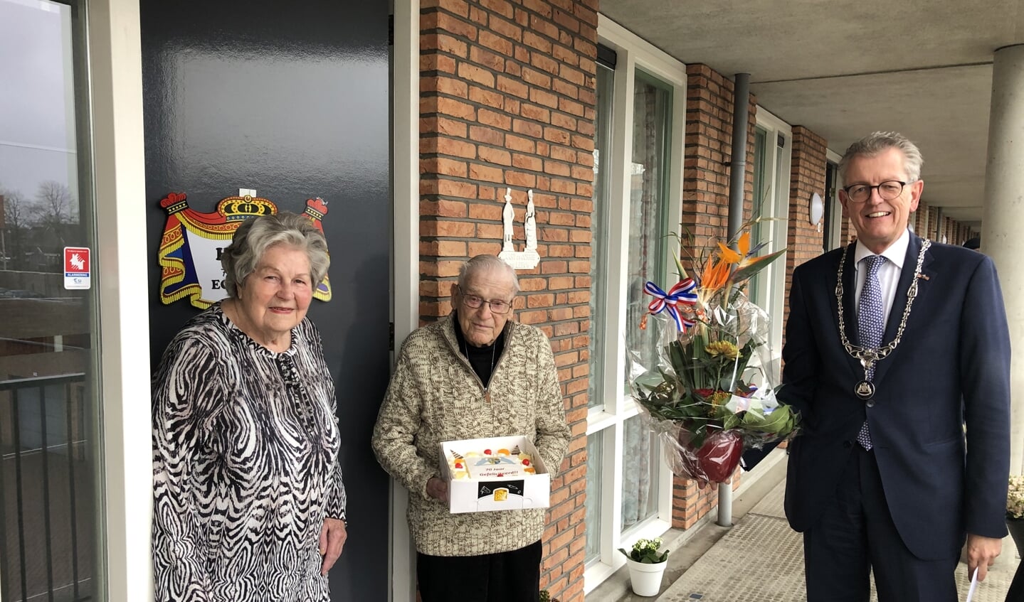 Echtpaar De Leeuw - Timmer krijgen persoonlijke felicitaties van burgemeester Gorter