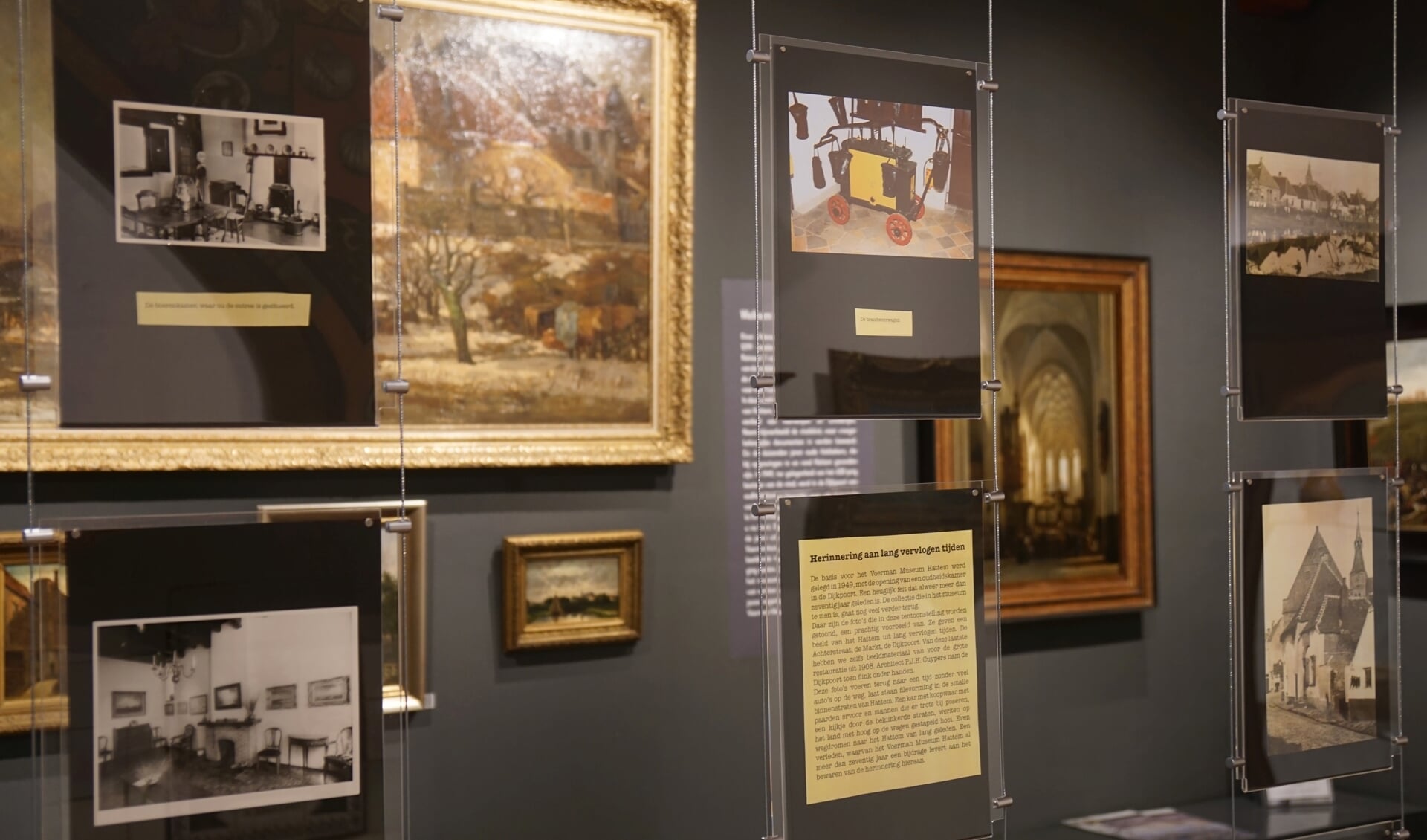 De nieuwe tentoonstelling doet in woord en beeld de geschiedenis van het Voerman Museum Hattem uit de doeken. 