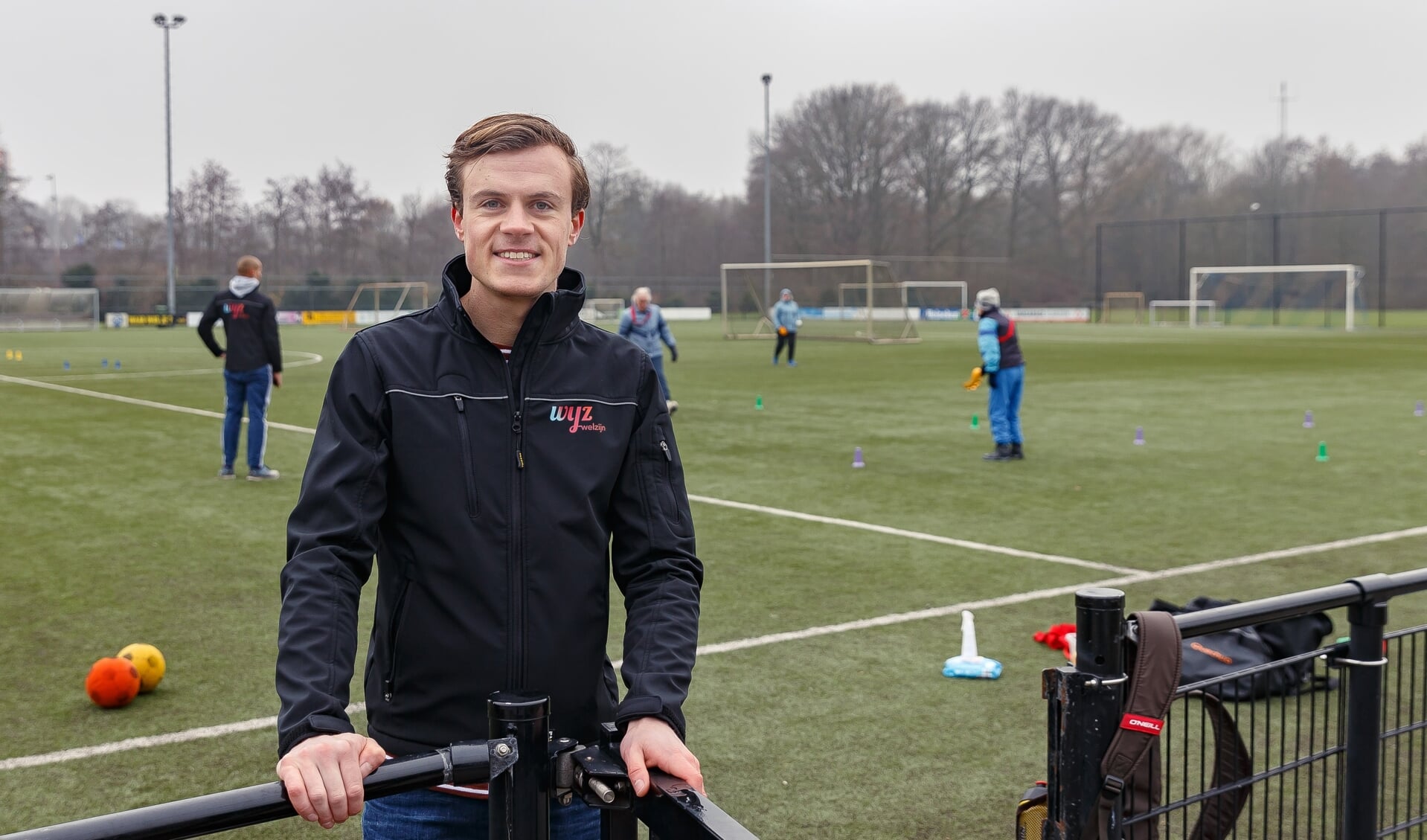 Martijn Walgien bij een groepsles 'Sport & Spel' van WijZ op de velden van HTC.