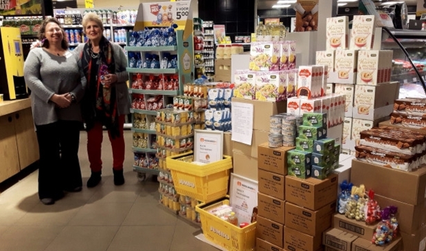 <p>Vrijwilligers van de voedselbank bij de Jumbo.</p>
