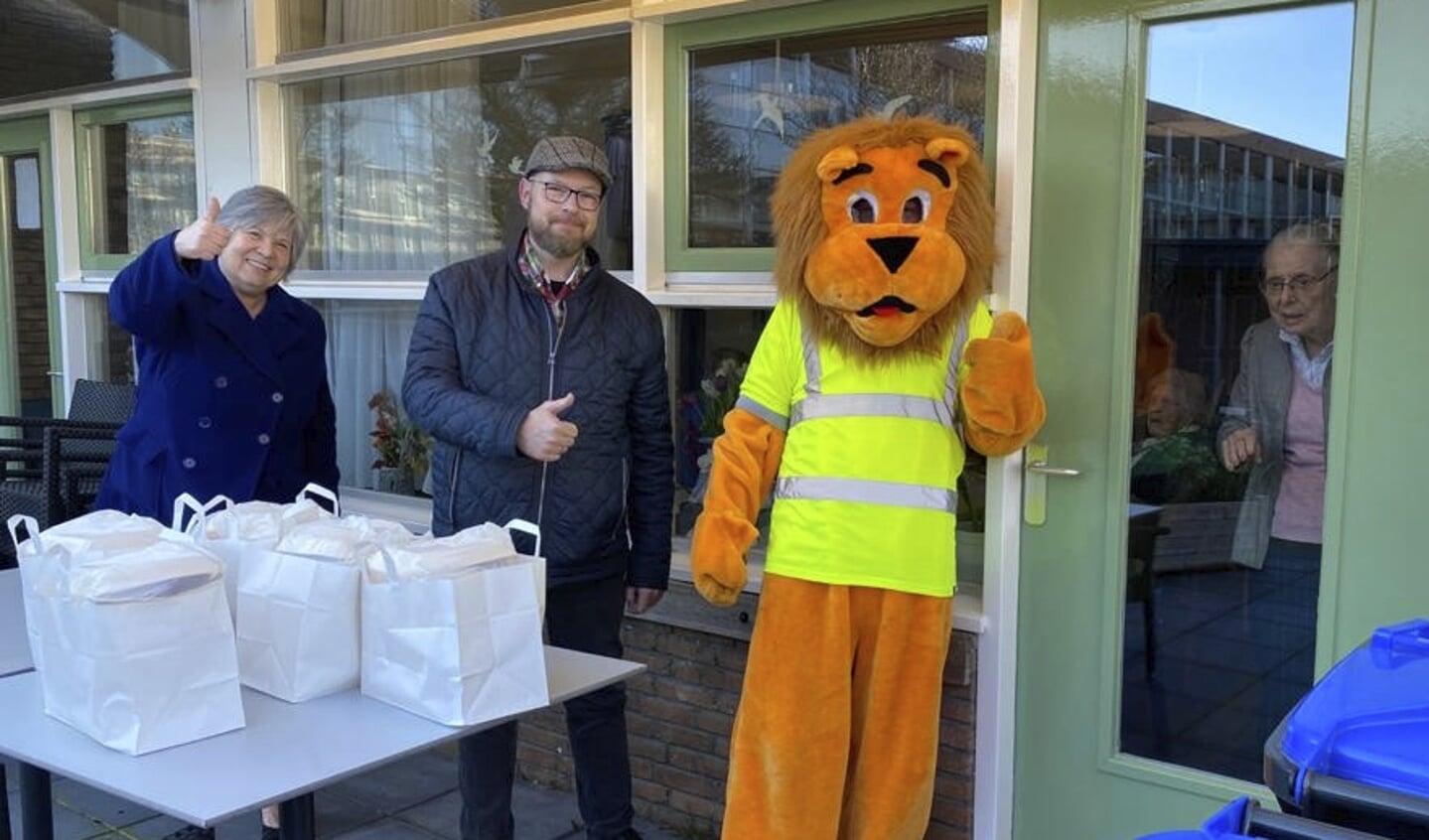  Voorbeeld: De Leeuw Snacks en Gemeente Zeewolde bieden ouderen Coloriet een hapje eten en een tekening aan