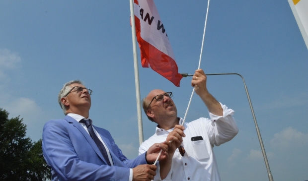 <p>Ton van Amerongen (li.) bij de start van de woningbouw aan de Havenkade.</p>