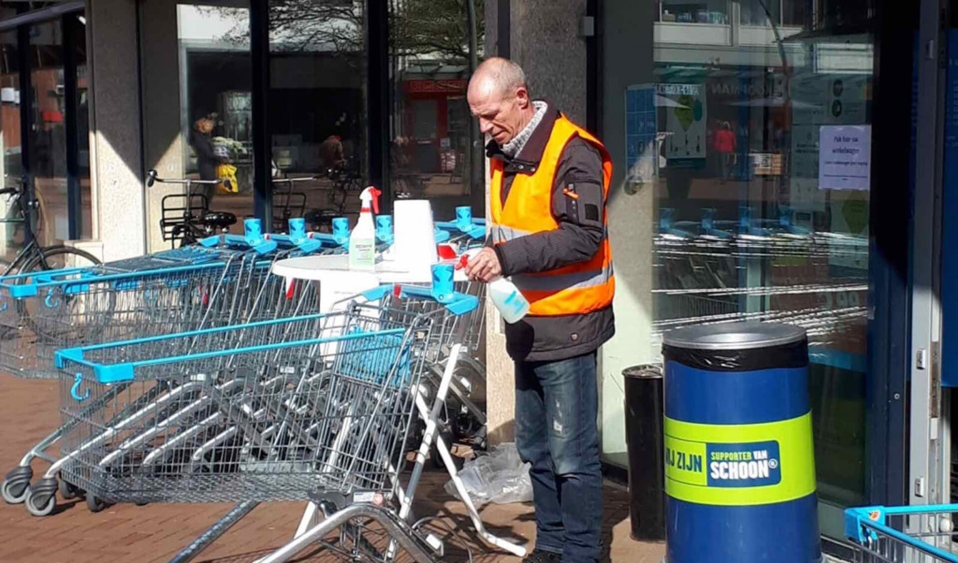  Willem Boumans in actie bij de supermarkt.