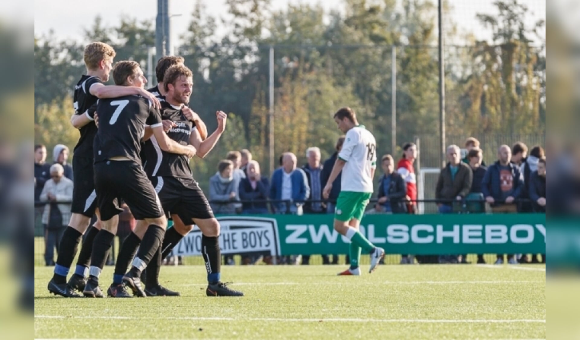  Lex Heimerikx vorig seizoen als de gevierde man bij ZAC na een doelpunt tegen Zwolsche Boys.