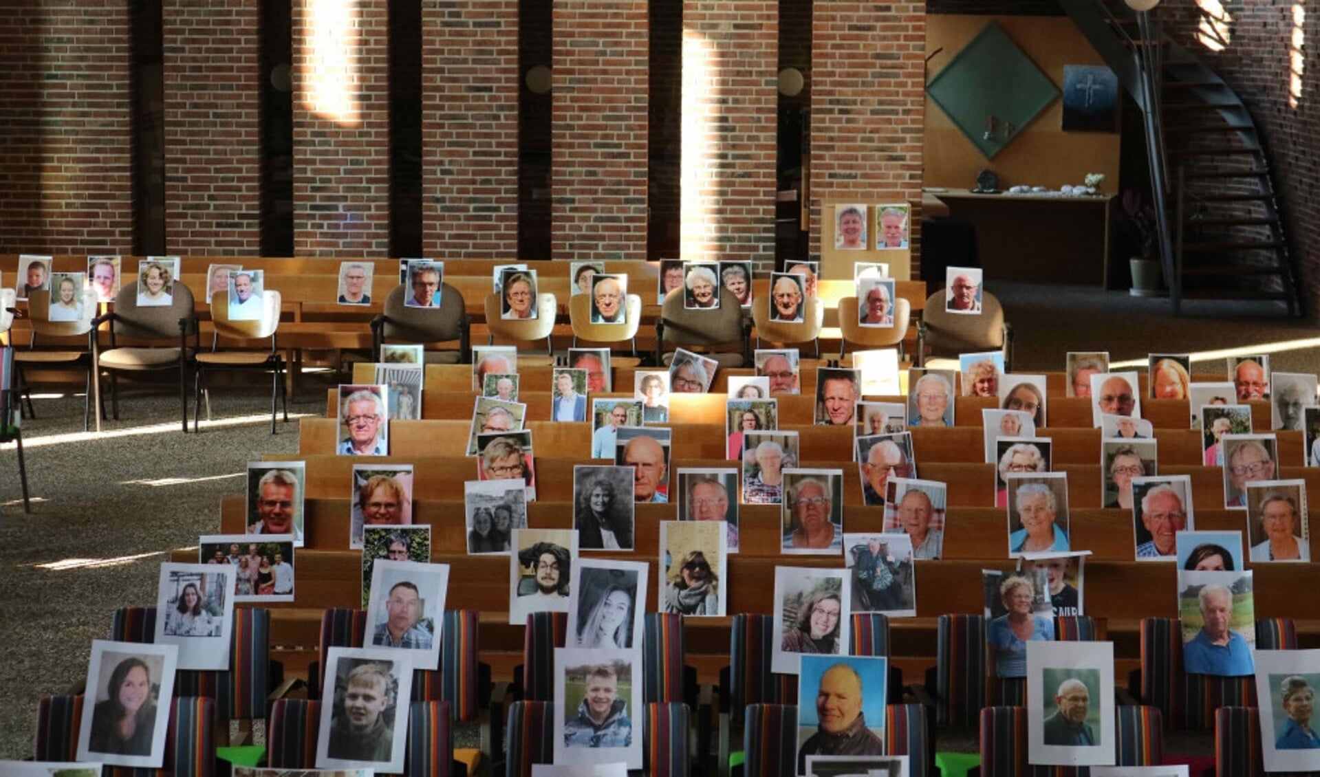  Een bomvolle kerk in Biddinghuizen