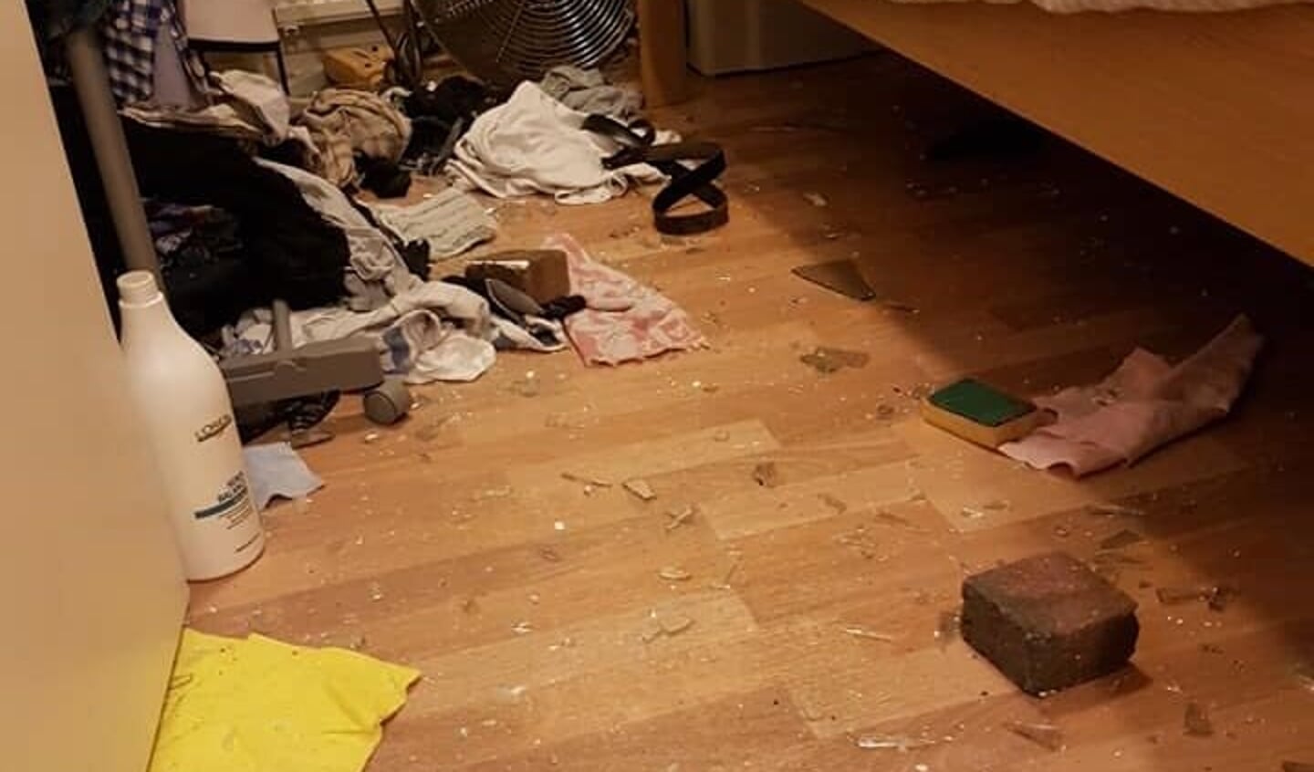 Bakstenen en glas in de slaapkamer van Menno.