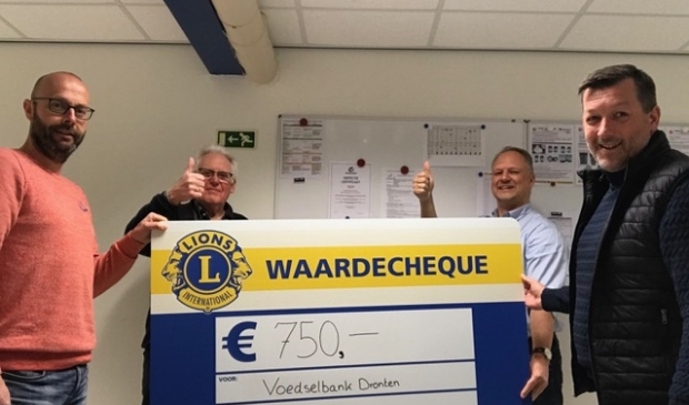 <p>In april kreeg de voedselbank een cheque van de Lionsclub.</p>