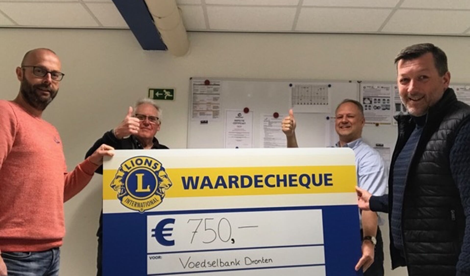 In april kreeg de voedselbank een cheque van de Lionsclub.