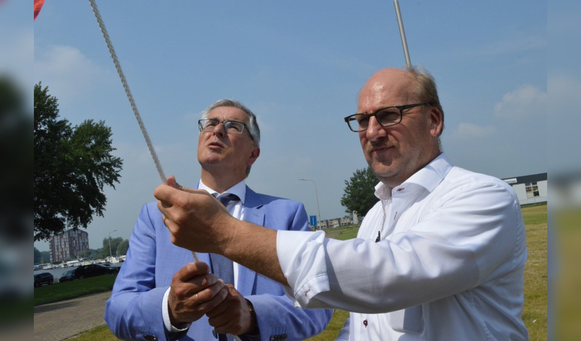  Wethouder Van Amerongen (li.) gaf in 2018 het startsein voor de woningbouw aan de Havenkade.
