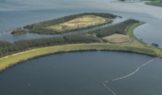 <p>Het kunstmatige eiland in het Ketelmeer.</p>