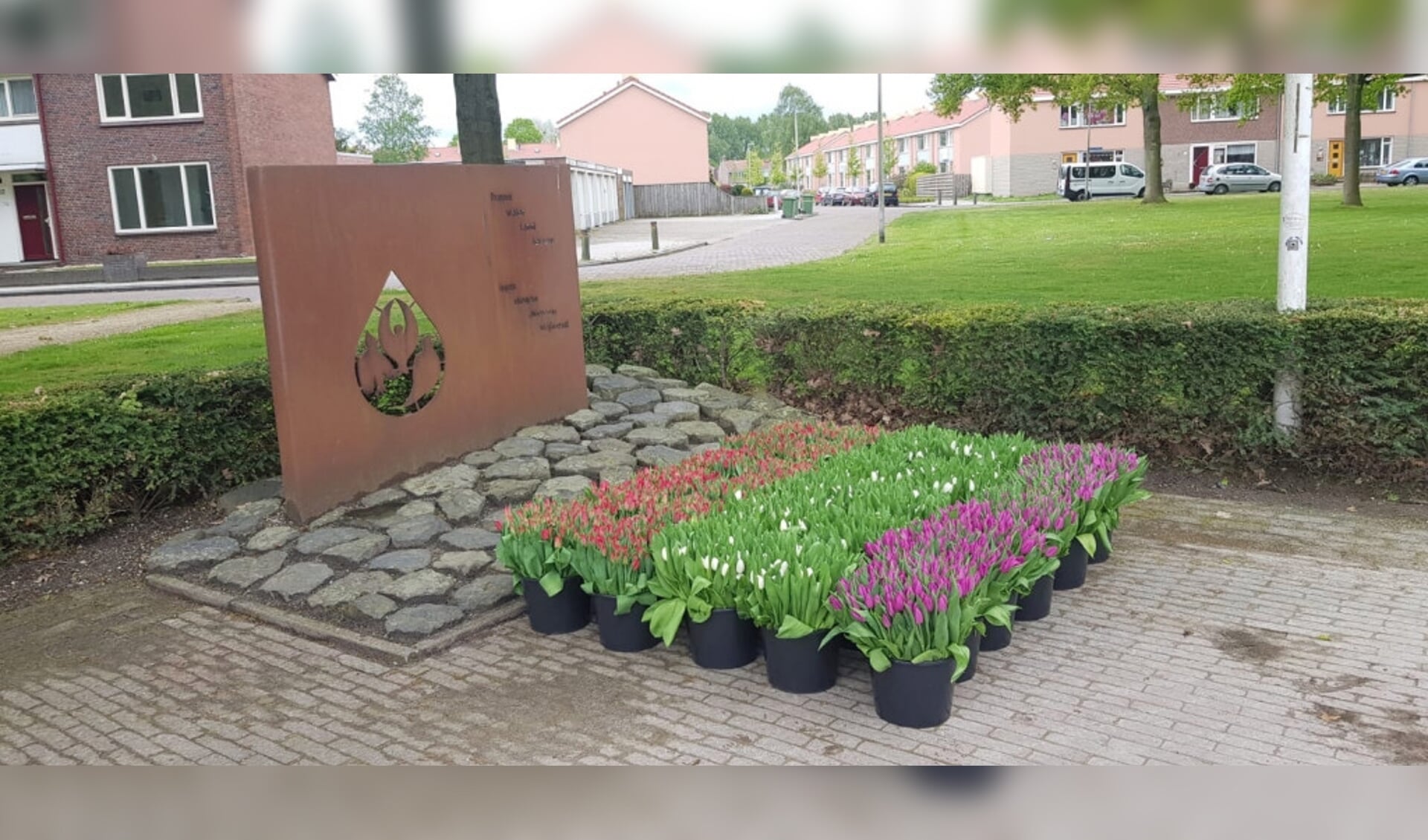  Bloemen bij het monument in Swifterbant.