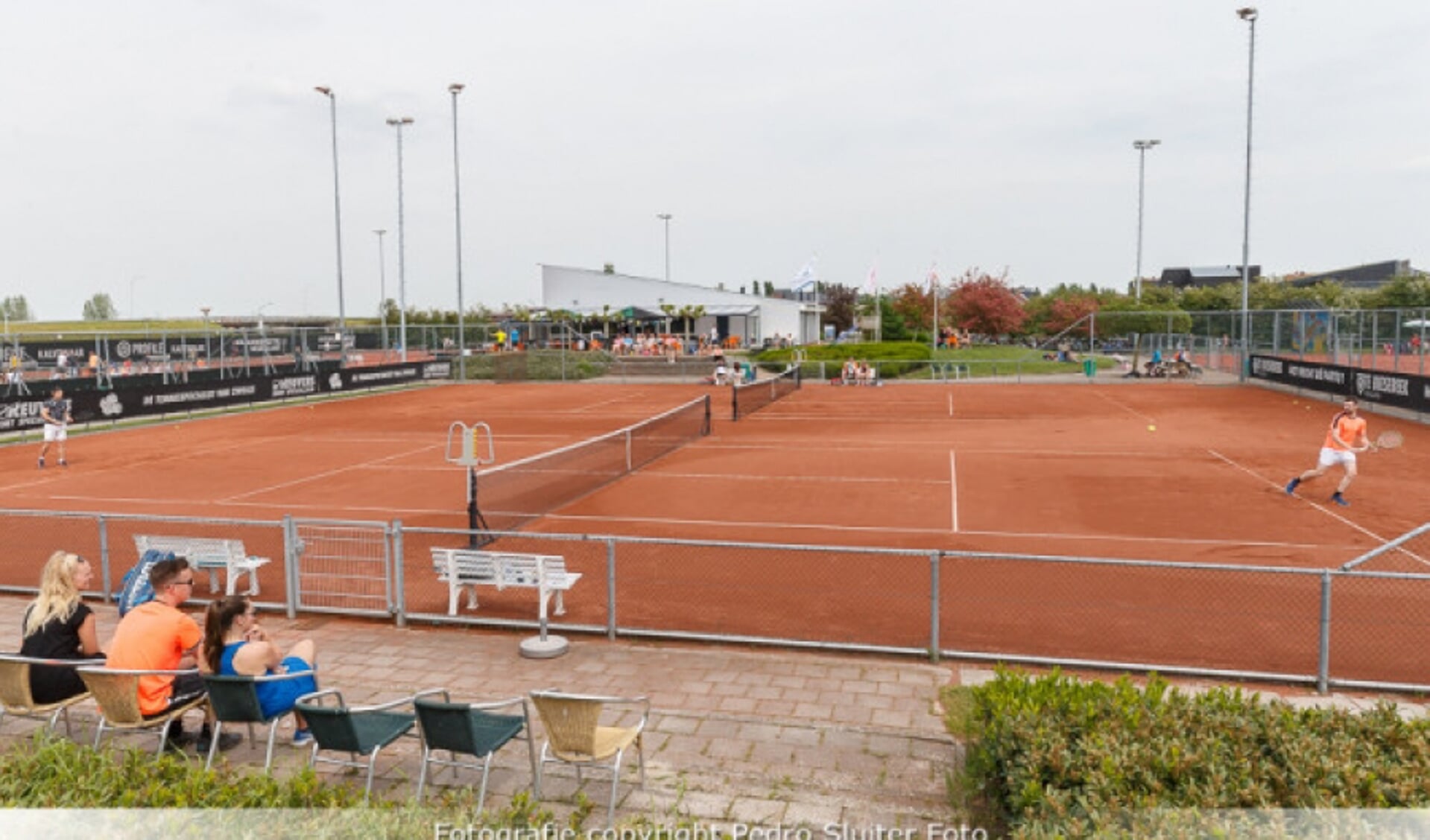  Het tennispark van TC '91 met op de achtergrond de kantine.