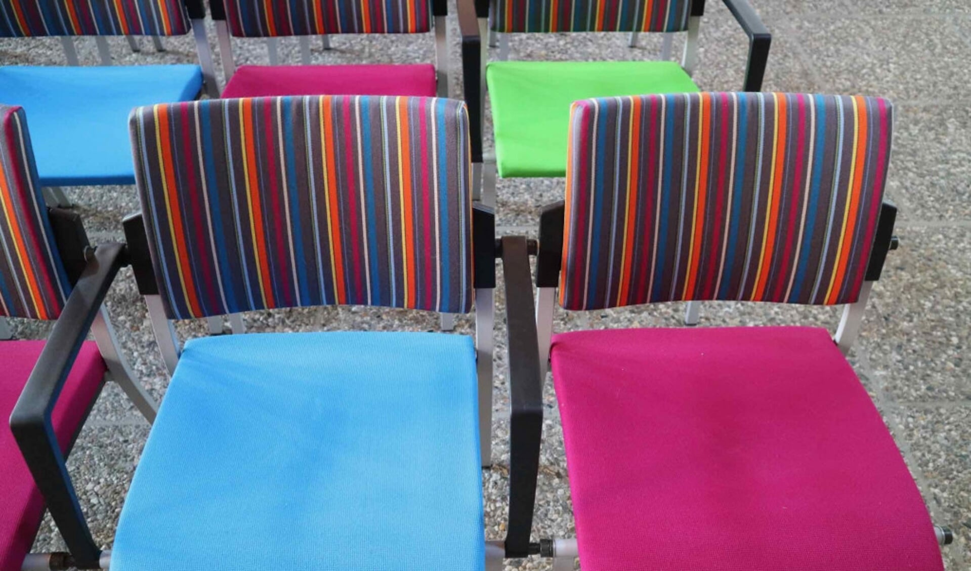  Ook de gekleurde stoelen uit de kerkzaal zijn te koop.