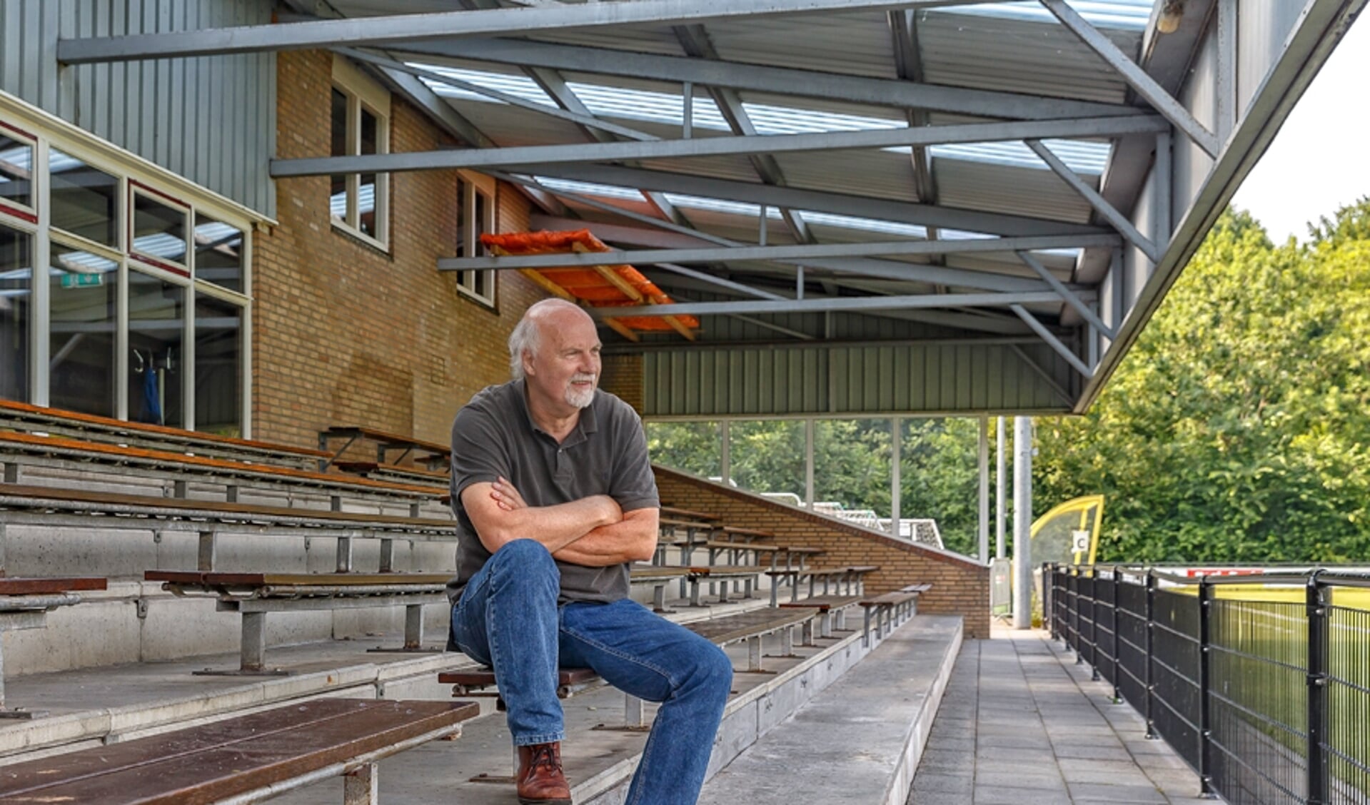  Voorzitter Harry Oosterhuis op de tribune van SV Zwolle onder het pas gerenoveerde dak