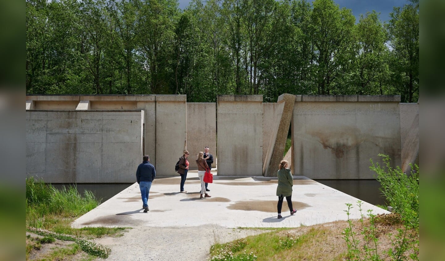  Bezoekers bij Deltawerk// van RAAAF | Atelier de Lyon tijdens het Land Art Weekend 2020