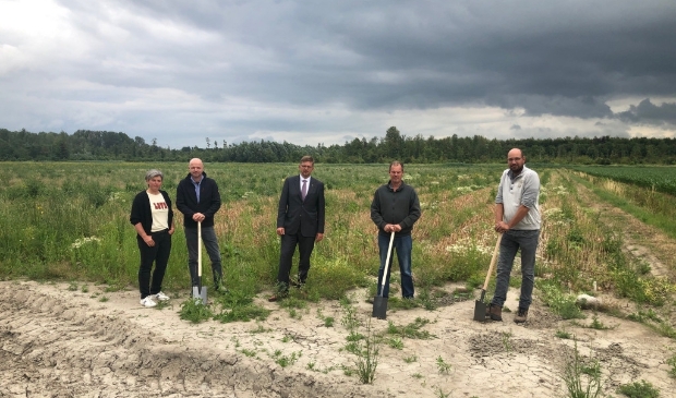 <p>De symbolische start van het project nieuwe natuur.</p>