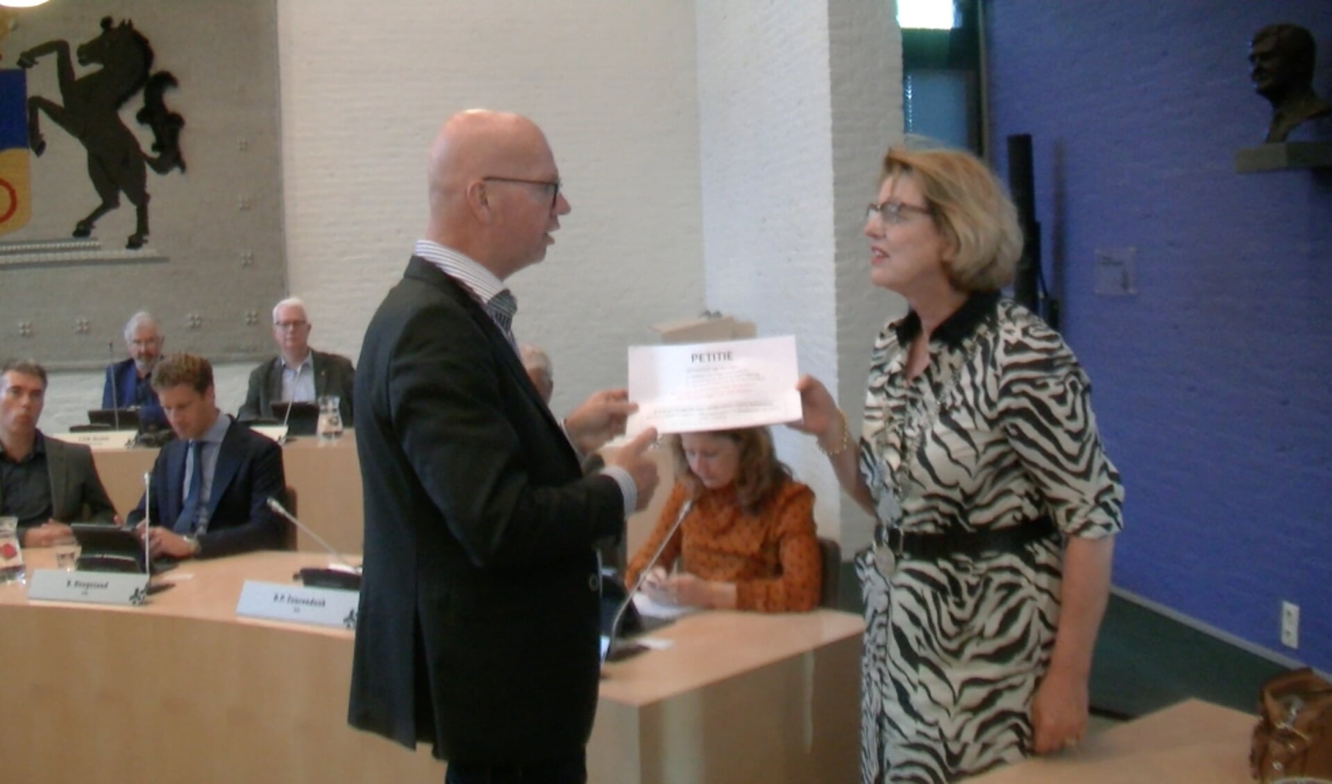  Hans van Veen overhandigde vorig jaar een petitie aan toenmalig burgemeester Ineke Bakker.